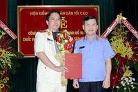 Ông Lê Minh Trí trao quyết định và chúc mừng ông Mai Văn Linh.