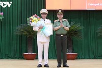 Đại tướng Tô Lâm thừa ủy quyền Chủ tịch nước trao quyết định và tặng hoa chúc mừng Thiếu tướng Cao Đăng Hưng.