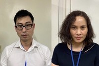 Bị can Phạm Đức Tuấn (nam áo trắng) và bị can Ngô Thị Thu Huyền (nữ áo xanh đen). (Nguồn: Bộ Công an).