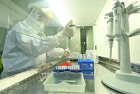 Phòng tách mẫu xét nghiệm COVID-19. (Ảnh: Minh Quyết/TTXVN).