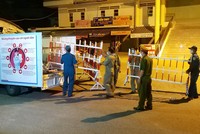 Lực lượng chức năng dỡ chốt cách ly trên đường Phan Đình Phùng, TP Tam Kỳ lúc 0h ngày 25/8.