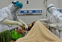 Y tá chăm sóc cho bệnh nhân Covid-19 tại Tây Java, Indonesia ngày 3/9. Ảnh: AFP.