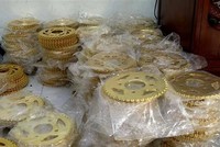 Hàng tấn phụ tùng xe máy giả bị phát hiện, thu giữ. (Ảnh: TTXVN).