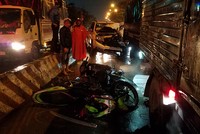 Các xe máy hư hỏng nặng tại hiện trường.