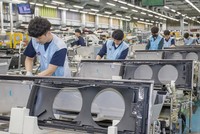 Công nhân làm việc tại một nhà máy của Samsung. (Nguồn: Samsung Electronics).