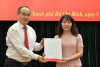 Đồng chí Nguyễn Thiện Nhân trao trao quyết định cho đồng chí Phạm Thị Hồng Hà.