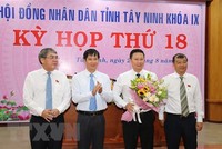 Ông Nguyễn Thanh Ngọc (người cầm hoa) được bầu giữ chức Chủ tịch UBND tỉnh Tây Ninh, nhiệm kỳ 2016-2020. (Ảnh: Lê Đức Hoảnh/TTXVN).