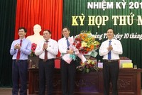 Lãnh đạo tỉnh Quảng Trị tặng hoa chúc mừng ông Nguyễn Đăng Quang được bầu giữ chức Chủ tịch HĐND tỉnh Quảng Trị. 