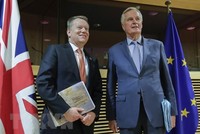 Các trưởng đoàn đàm phán Brexit của Anh và EU. (Ảnh: AFP/TTXVN).