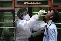 Nhân viên y tế lấy mẫu xét nghiệm Covid-19 bên ngoài trung tâm thương mại ở thành phố Chennai, Ấn Độ, ngày 12/9. Ảnh: AFP.