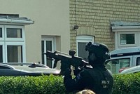 Lực lượng an ninh Anh trong chiến dịch bắt giữ kẻ tình nghi. (Ảnh: Cambridge News).