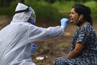 Lấy mẫu xét nghiệm tại một trung tâm cách ly ở Nashik, Ấn Độ, hôm 13/9. Ảnh: AFP.
