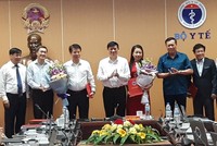 Lãnh đạo Bộ Y tế trao quyết định và chúc mừng các cán bộ được bổ nhiệm chức vụ mới.