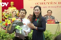 Bà Bùi Thị Quỳnh Vân- Bí thư Tỉnh ủy Quảng Ngãi tặng hoa chúc mừng tân Chủ tịch UBND tỉnh Quảng Ngãi Đặng Văn Minh.