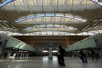 Hành khách thưa thớt tại Sân bay Quốc tế San Francisco, bang California, Mỹ do đại dịch Covid-19 hồi tháng 3. Ảnh: Reuters.