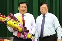 Bí thư Tỉnh ủy Vĩnh Long Trần Văn Rón chúc mừng đồng chí Nguyễn Văn Liệt được bầu giữ chức Phó Chủ tịch UBND tỉnh Vĩnh Long.