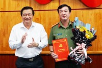 Bí thư Tỉnh ủy, Chủ tịch HĐND tỉnh Long An Phạm Văn Rạnh trao quyết định và chúc mừng Đại tá Lâm Minh Hồng.