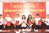 Phó Bí thư Thường trực Tỉnh ủy, Chủ tịch HĐND tỉnh Bạc Liêu Lê Thị Ái Nam trao các quyết định và chúc mừng 4 cán bộ.