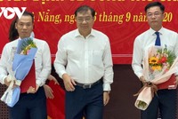 Ông Huỳnh Đức Thơ, Chủ tịch UBND TP Đà Nẵng trao quyết định bổ nhiệm.