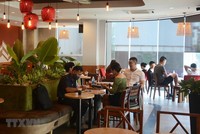 Các cửa hàng đã mở cửa trở lại, tuy nhiên lượng khách vẫn còn ít. (Ảnh: Văn Dũng/TTXVN).