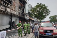 Công an khám nghiệm hiện trường vụ cháy. (Ảnh: Thành Chung/TTXVN).