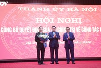 Bí thư Thành ủy Hà Nội Vương Đình Huệ và Phó Ban Tổ chức Trung ương Nguyễn Thanh Bình chúc mừng tân Phó Bí thư Thành ủy Hà Nội - Chu Ngọc Anh. (Ảnh: Trọng Phú).