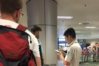 Lực lượng an ninh hàng không kiểm tra giấy tờ đi máy bay tại Nội Bài.
