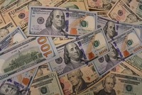 Đồng USD tại một ngân hàng ở Washington, DC. (Ảnh: THX/TTXVN).