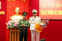 Đại tá Nguyễn Văn Phương, Phó Cục trưởng Cục Tổ chức cán bộ, Bộ Công an trao quyết định điều động, bổ nhiệm Đại tá Đặng Xuân Quỳnh giữ chức Phó Giám đốc Công an tỉnh Yên Bái.