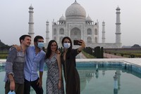 Du khách thăm đền Taj Mahal trong ngày đầu mở cửa trở lại hôm 21/9. Ảnh: AFP.
