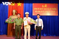 Thượng tá Hồ Việt Triều (giữa) được bổ nhiệm làm Phó Giám đốc Công an tỉnh Cà Mau.