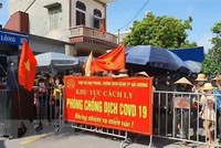 Người dân thôn Thanh Xá, xã Liên Hồng, thành phố Hải Dương trước giờ kết thúc cách ly y tế. (Ảnh: TTXVN phát).