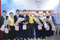 Bộ Giáo dục và Đào tạo chúc mừng các thành viên đội tuyển. (Ảnh: PV).