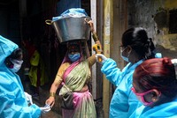 Kiểm tra thân nhiệt phòng lây nhiễm COVID-19 tại Mumbai, Ấn Độ. (Ảnh: AFP/TTXVN).