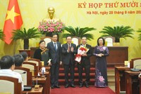 Chủ tịch UBND TP Hà Nội Chu Ngọc Anh nhận hoa chúc mừng từ Bí thư Thành ủy Vương Đình Huệ.