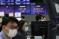 Làn sóng hủy hợp đồng bảo hiểm để đầu tư vào chứng khoán của người Hàn