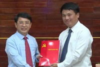 Ông Đặng Ngọc Huy, Phó Bí thư Thường trực Tỉnh Ủy Quảng Ngãi (phải) trao quyết định điều động ông Hà Hoàng Việt Phương làm Phó Bí thư Thành ủy Quảng Ngãi.