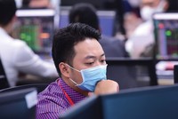 Thị trường giao dịch giằng co trong biên độ hẹp, dòng tiền dịch chuyển nhanh để tìm kiếm cơ hội sinh lời ngắn hạn.