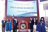 Ông Dương Đức Tính, Chủ tịch HĐQT ASG đánh cồng khai trương phiên giao dịch đầu tiên trên HOSE.