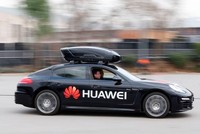 Một chiếc Porsche Panamera điều khiển bởi Huawei Mate 10 Pro tại Mobile World Congress 2018 ở Barcelona, Tây Ban Nha. Ảnh: Caixin.