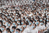 Sinh viên năm nhất đeo khẩu trang trong lễ khai giảng tại Đại học Vũ Hán ở Vũ Hán, tỉnh Hồ Bắc, Trung Quốc hôm 26/9. Ảnh: AFP.