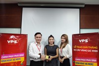 Nhà đầu tư Huỳnh Thị Ánh (váy đen, đứng giữa) nhận giải Nhất tháng 8 cuộc thi “Chinh phục phái sinh - Rinh ngay xe Merc” trị giá 1 cây vàng SJC 9999.