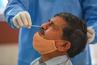 Lấy mẫu xét nghiệm cho công chức tại thủ đô New Delhi, Ấn Độ, hôm 28/9. Ảnh: AFP.