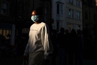 Một phụ nữ đeo khẩu trang tại thành phố Durham, phía đông bắc Anh, hôm 29/9. Ảnh: AFP.