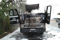 Phần đầu xe container bị lửa thiêu rụi hoàn toàn. (Ảnh: Đậu Tất Thành/TTXVN).