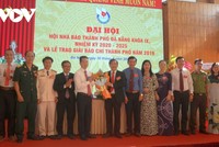 Ông Nguyễn Đức Nam (cầm hoa đứng giữa) được bầu làm Chủ tịch Hội Nhà báo TP Đà Nẵng nhiệm kỳ 2020-2025.