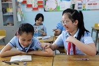 Học sinh trường Tiểu học Đinh Tiên Hoàng (quận 1, TP HCM) trong buổi đầu trở lại trường hồi tháng 5, sau ba tháng nghỉ phòng chống Covid-19.