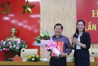 Bà Bùi Thị Quỳnh Vân, Bí thư Tỉnh ủy Quảng Ngãi trao Quyết định của Ban Bí thư Trung ương Đảng chuẩn y Phó Bí thư Tỉnh ủy Quảng Ngãi đối với ông Đặng Văn Minh.