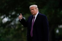 Tổng thống Mỹ Trump chuẩn bị rời thủ đô Washington đến vận động tranh cử ở New Jersey hôm 1/10. Ảnh: AP.