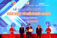 Ông Nguyễn Văn Bình - Ủy viên Bộ Chính trị, Bí thư Trung ương Đảng, Trưởng ban Kinh tế Trung ương (bên phải) và ông Nguyễn Đình Khang - Uỷ viên Trung ương Đảng, Chủ tịch Tổng Liên đoàn Lao động Việt Nam (bên trái) trao tặng Bằng khen “Doanh nghiệp tiêu biểu vì người lao động” của Thủ tướng Chính phủ cho đại diện Vietcombank, ông Phạm Mạnh Thắng – Phó tống giám đốc.